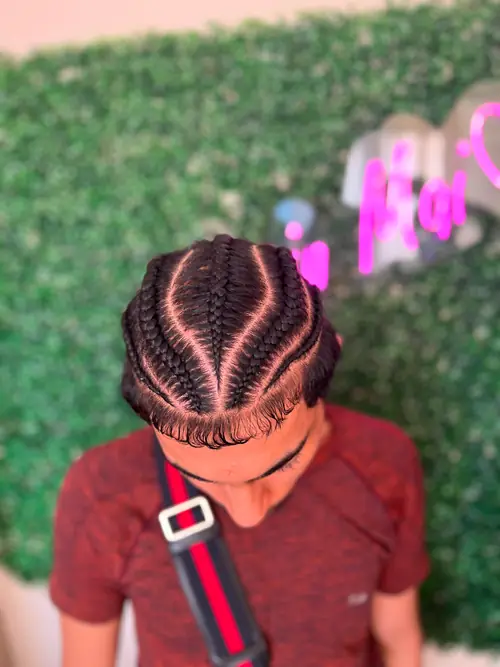 Isparta'da erkek cornrow; ortadan ayrımlı simetrik sıra örgü