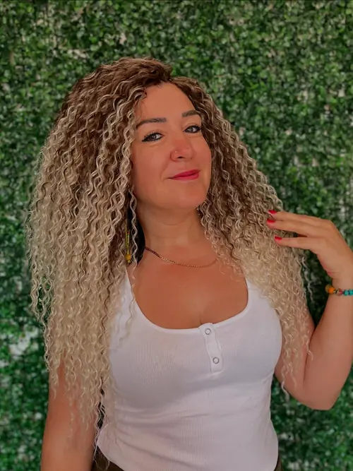 Isparta'da kahve-sarı tonlarda hacimli kıvırcık crochet uygulaması