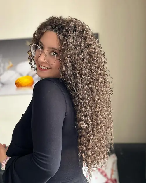 Isparta'da kahve-gri tonlarda hacimli kıvırcık crochet uygulaması