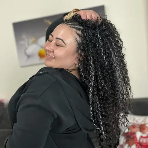 Isparta'da tepede sıra örgü, altında hacimli kıvırcık crochet uygulaması