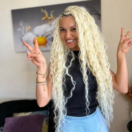 Isparta'da sarı-beyaz tonlarda uzun kıvırcık crochet uygulaması