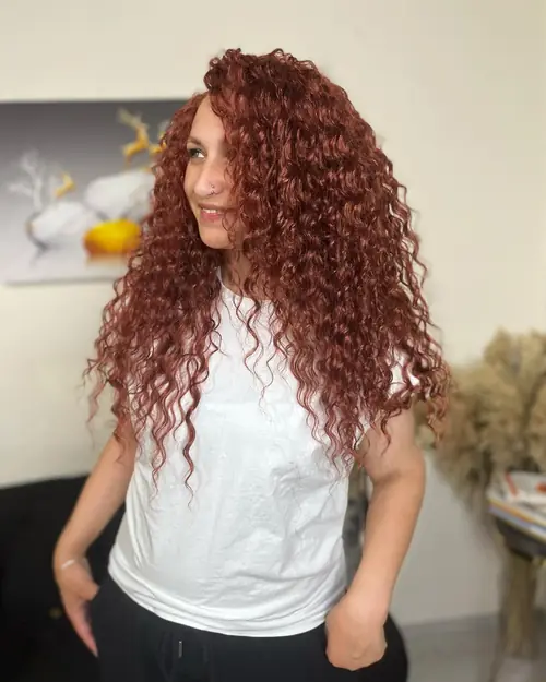 Isparta'da kızıl-bakır tonlarda hacimli kıvırcık crochet uygulaması
