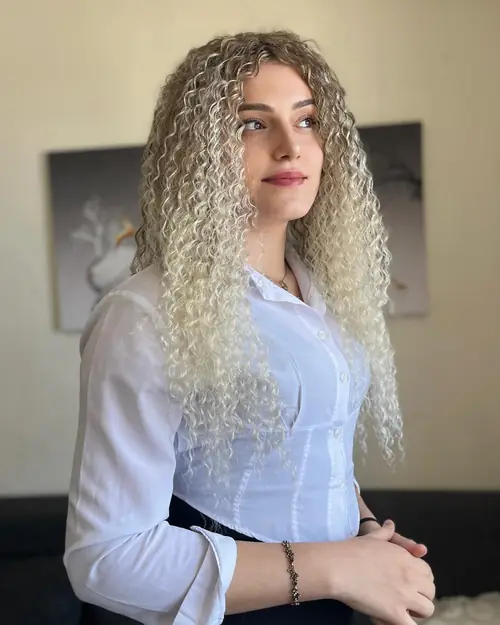 Isparta'da sarı-beyaz tonlarda hacimli kıvırcık crochet uygulaması
