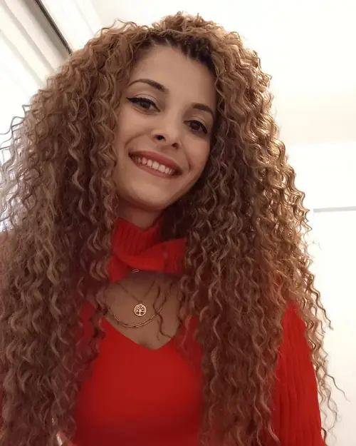 Isparta'da kızıl-bakır tonlarda hacimli kıvırcık crochet uygulaması