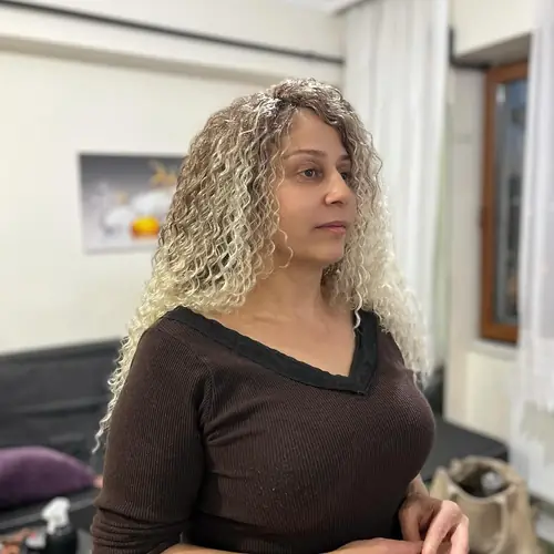 Isparta'da sarı-beyaz tonlarda hacimli kıvırcık crochet uygulaması