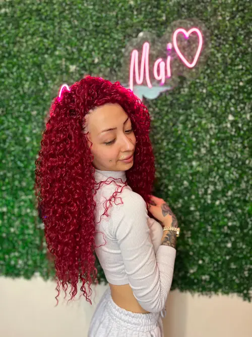 Isparta'da kırmızı crochet braids (afro dalgası), uzun kıvırcık saç