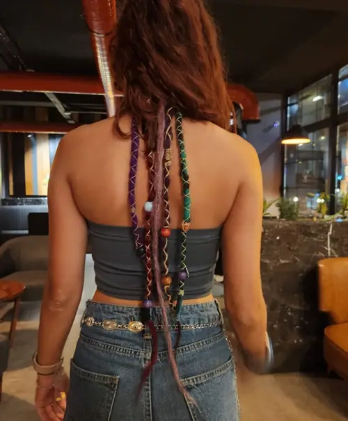 Isparta'da renkli ip sarımı ve boncuk detaylı, ince faux locs uygulaması