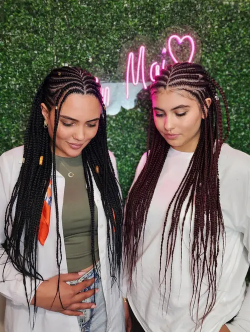Isparta'da tepede ince sıra örgü, altında serbest uzun örgülerden oluşan fulani braids