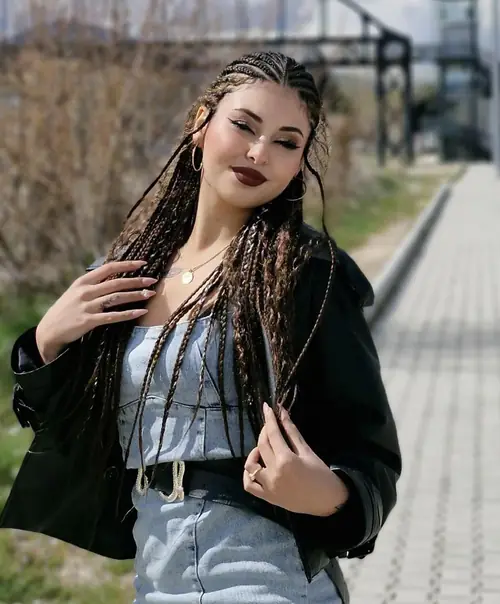 Isparta'da tepede sıra örgü, altında serbest uzun örgülerden oluşan fulani braids