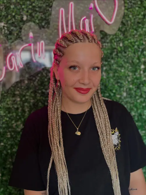 Isparta'da önde sıra örgü, yanlarda serbest bırakılmış bej tonlarda fulani braids