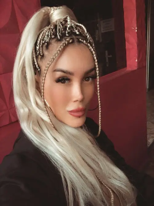 Isparta'da tepede toplanmış, ince örgü detaylı sarı tonlarda fulani braids