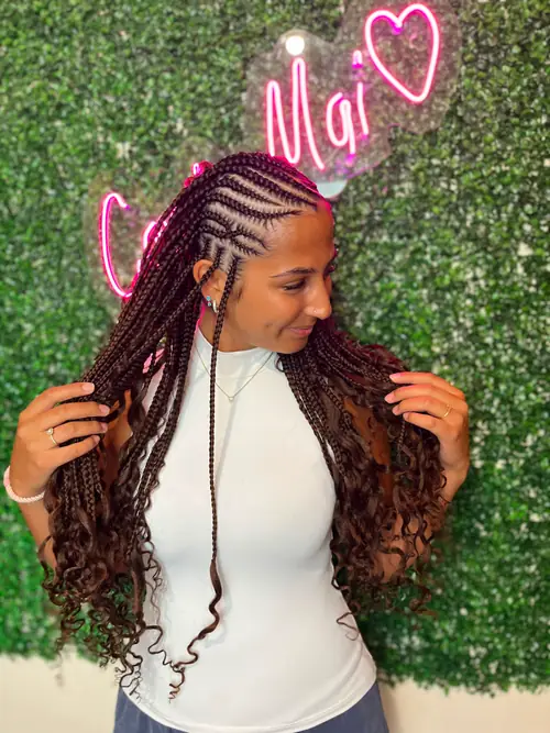 Isparta'da boncuk detaylı fulani braids; iki yanda sıra örgü, bukleli uçlar