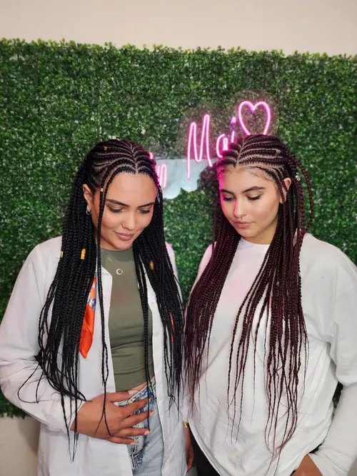 Isparta'da aynı seansta iki misafire uygulanan boncuklu fulani braids