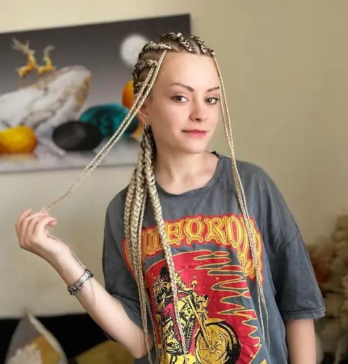 Isparta'da tepeden enseye kalınlaşan bej tonlarda ghana braids