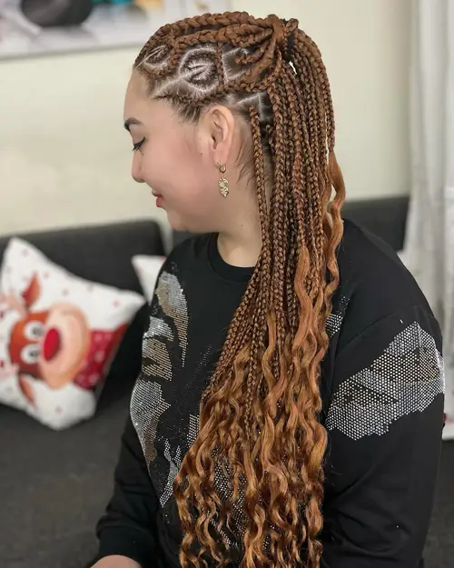 Isparta'da tepede geometrik ayrımlı sıra örgü, uçları bukleli ghana braids