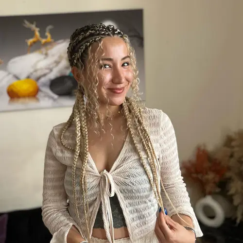 Isparta'da bej-sarı tonlarda kalın sıra örgülerden oluşan ghana braids
