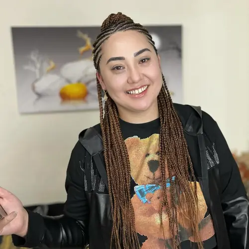 Isparta'da bej-kahve tonlarda tepeden enseye sıra örgü ve uzun uçlar