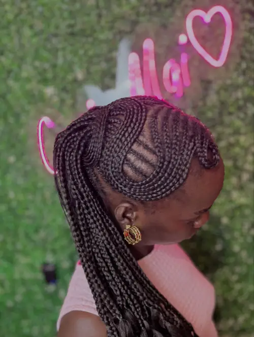 Isparta'da tepede desenli ayrımlı kalın sıra örgülerden oluşan ghana braids