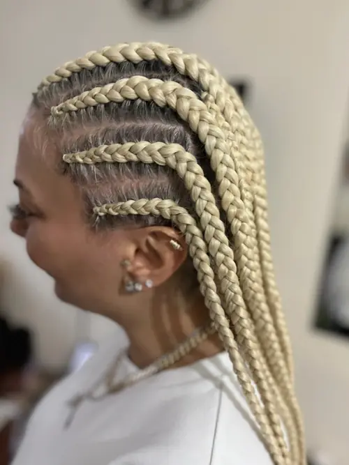Isparta'da sarı-beyaz tonlarda kalın sıra örgülerden oluşan ghana braids