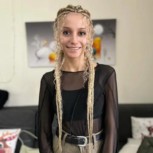 Isparta'da sarı-beyaz tonlarda iki yana ayrılmış kalın ghana braids