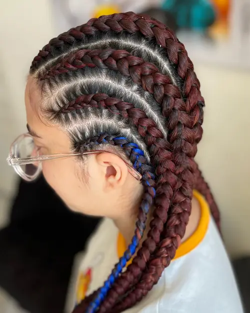 Isparta'da bordo ve mavi tonlarda kalın sıra örgülerden oluşan ghana braids