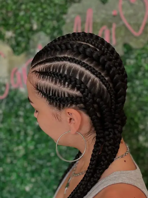 Isparta'da yandan görünümde kalın sıra örgülerden oluşan ghana braids