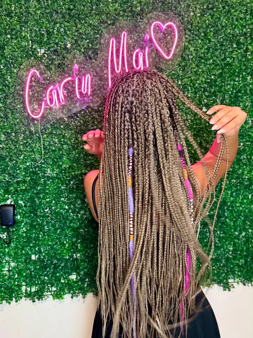 Isparta'da bej ombre, renkli ip detaylı uzun knotless braids