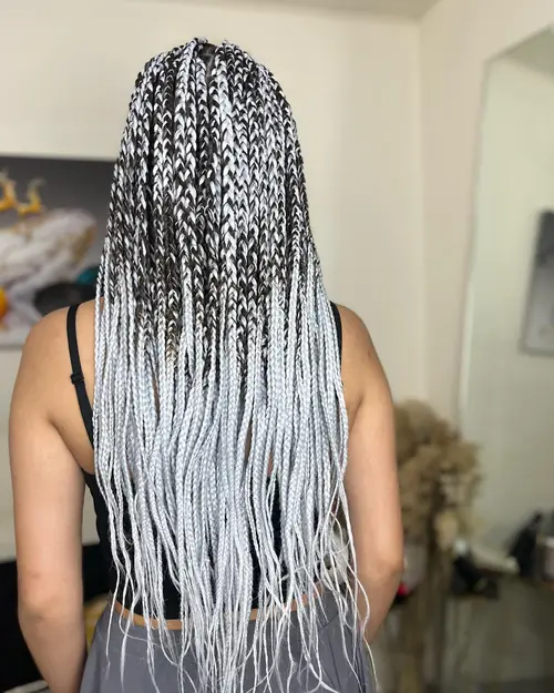 Isparta'da beyaz-gri ombre geçişli, sırt boyu uzun knotless braids