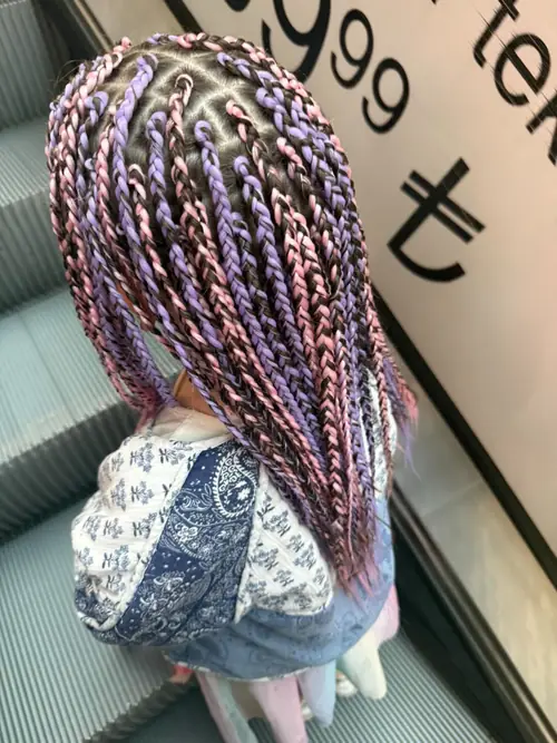 Isparta'da lila ve pembe pastel renkli sentetik saçla örülmüş uzun knotless braids
