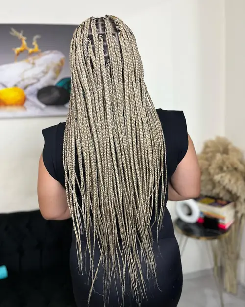 Isparta'da bej sarı tonlarda, sırt boyu düz uçlu knotless braids