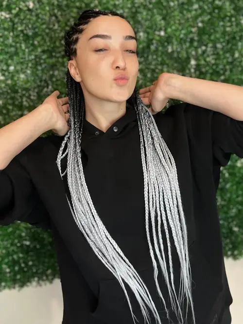 Isparta'da siyahtan beyaza geçişli ombre knotless braids