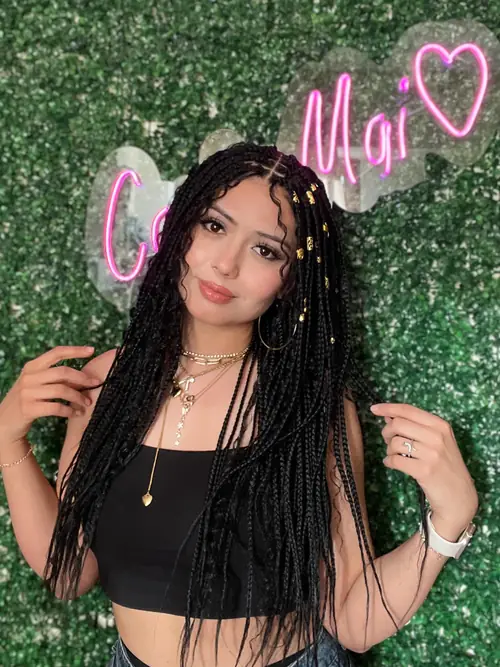Isparta'da siyah, altın boncuk ve halka detaylı knotless braids