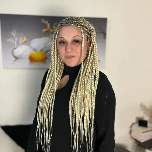Isparta'da sarı-bej tonlarda düz uçlu uzun knotless braids