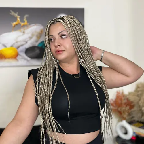 Isparta'da bej sarı tonlarda düz uçlu uzun knotless braids