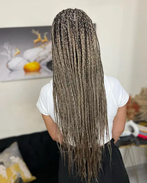 Isparta'da bej-gri tonlarda düz uçlu uzun knotless braids