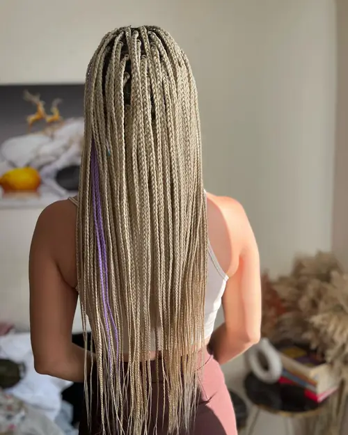 Isparta'da bej tonlarda, arasına lila tutam yerleştirilmiş uzun knotless braids