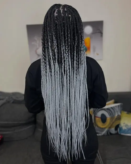 Isparta'da siyahtan griye ombre geçişli, sırt boyu knotless braids