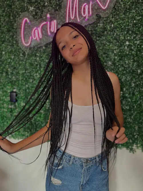 Isparta'da siyah ve mor tonlarda düz uçlu uzun knotless braids