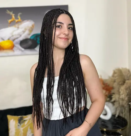 Isparta'da siyah, ince bölmelerle örülmüş sırt boyu knotless braids