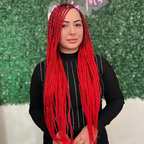 Isparta'da canlı kırmızı sentetik saçla örülmüş uzun knotless braids