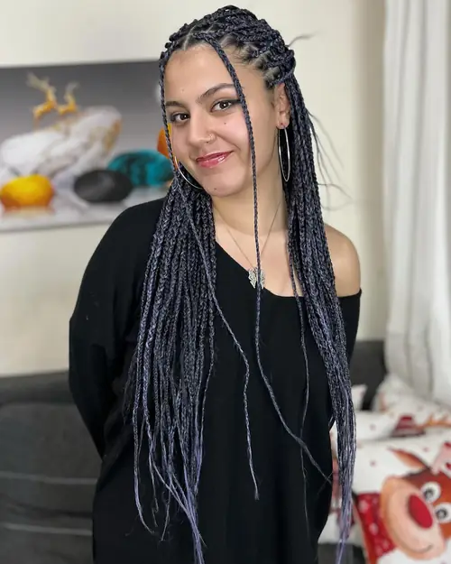 Isparta'da gri-lila tonlarda ince bölmeli uzun knotless braids