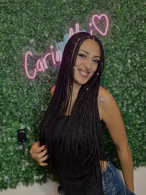 Isparta'da bordo-mor tonlarda düz uçlu uzun knotless braids