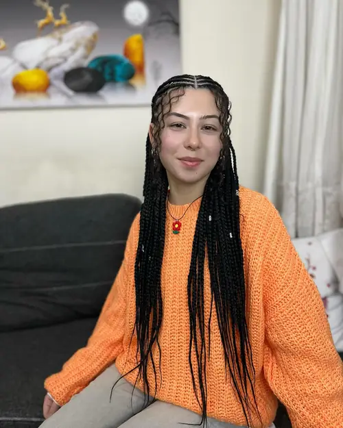 Isparta'da siyah, tepede ince ayrımlı düz uçlu knotless braids