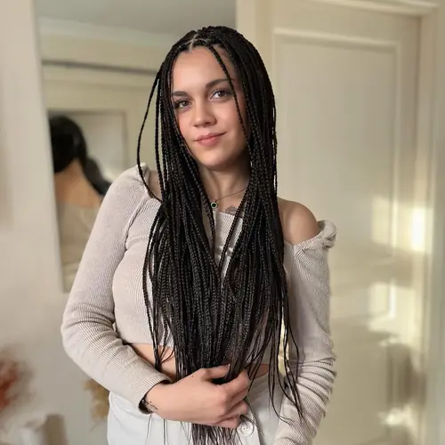 Isparta'da siyah, ince bölmelerle örülmüş uzun knotless braids