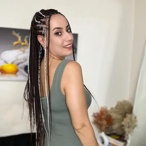 Isparta'da bordo-kahve tonlarda ince bölmeli uzun knotless braids
