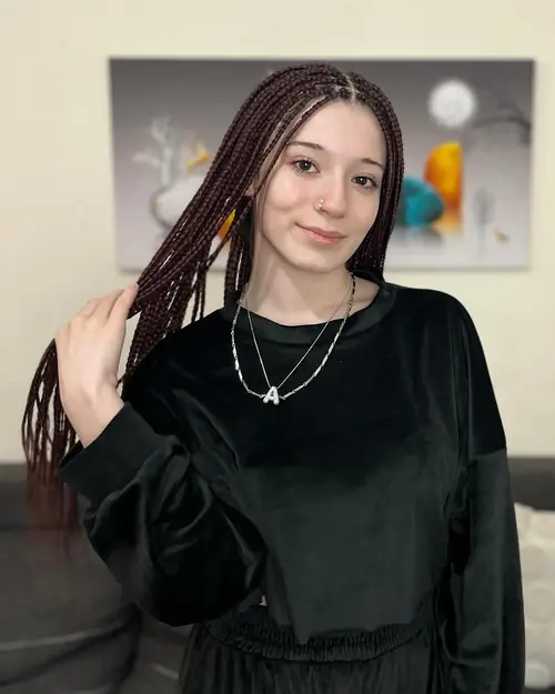 Isparta'da bordo tonlarda ince bölmeli uzun knotless braids