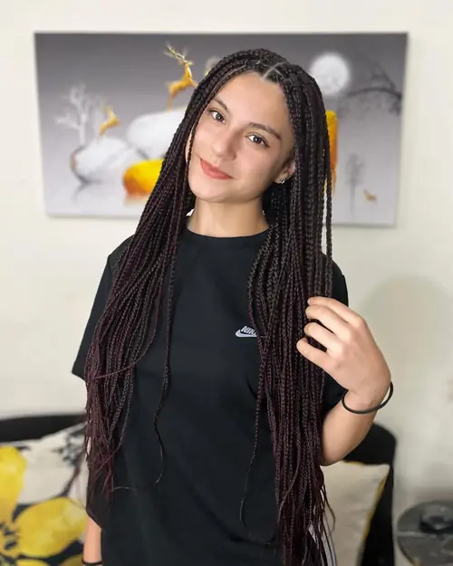 Isparta'da siyah-bordo tonlarda ince bölmeli uzun knotless braids