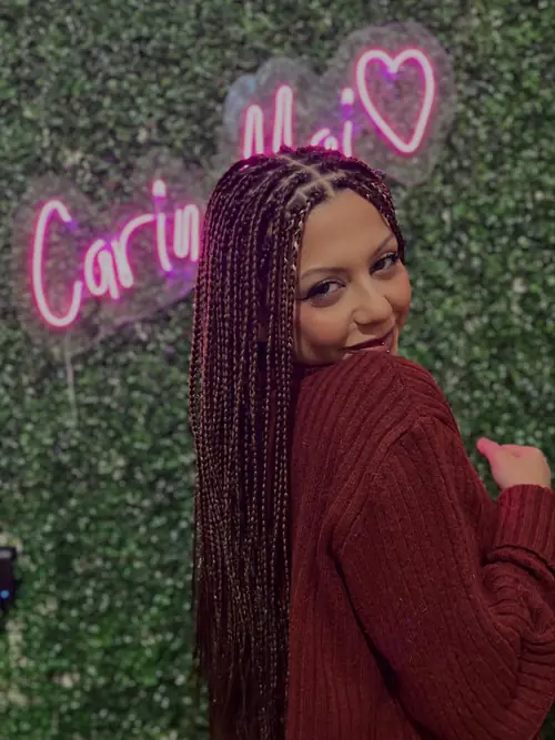 Isparta'da bordo tonlarda yandan görünümde uzun knotless braids