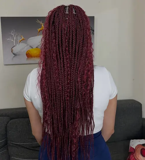 Isparta'da bordo-kızıl ombre geçişli, sırt boyu knotless braids