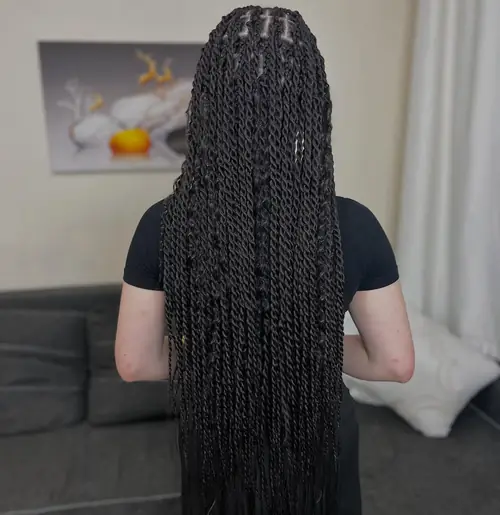 Isparta'da siyah, arkadan görünümde ince bölmeli uzun knotless braids